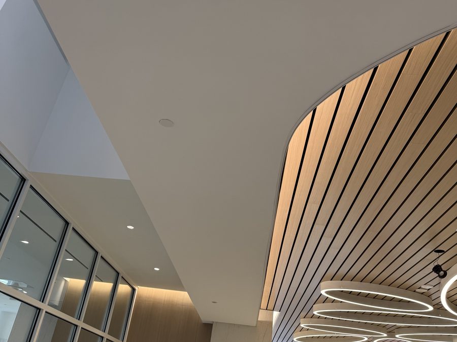 Curved linear ceiling transition with integrated lighting